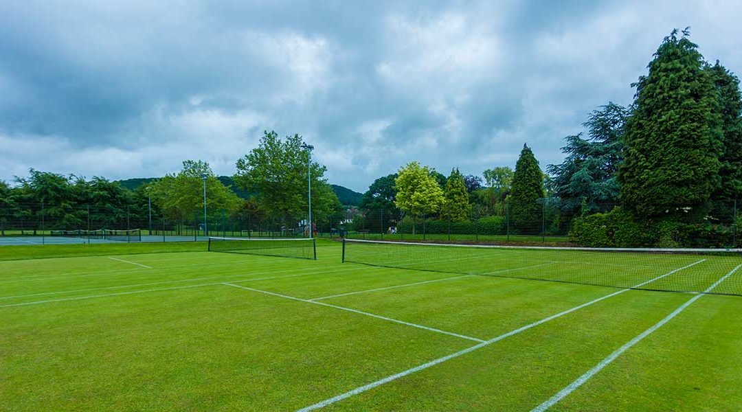La Construction De Court De Tennis Avec Le Meilleur Gazon Synthétique